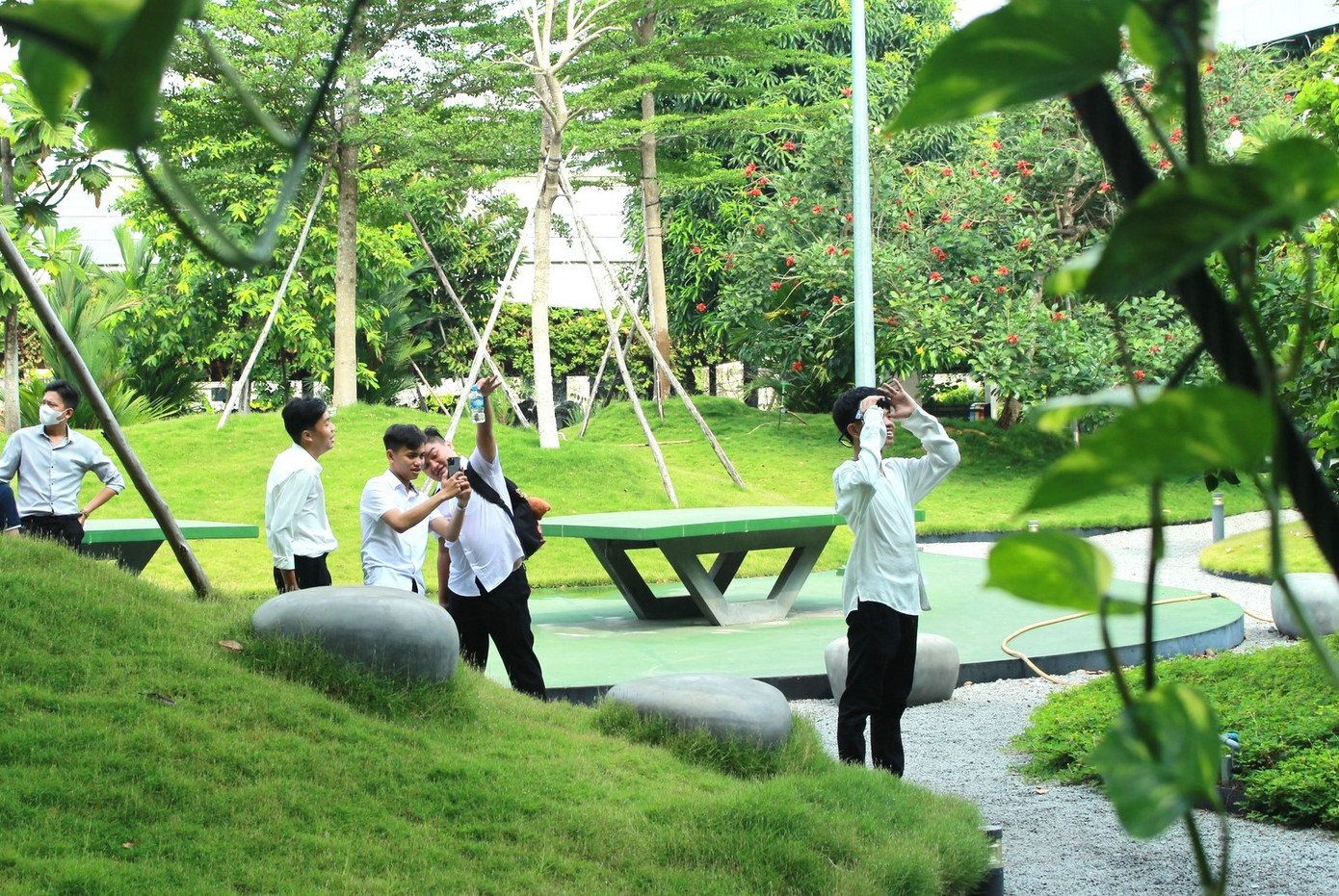 Nhà máy công ty thu hút nhiều người tới tham quan, chụp ảnh lưu niệm.