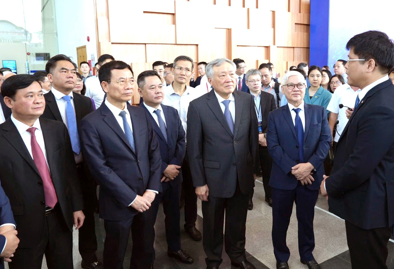 Phó Thủ tướng Thường trực Nguyễn Hòa Bình và các đại biểu nghe doanh nghiệp trình bày về sản phẩm công nghệ số Phó Thủ tướng Thường trực Nguyễn Hòa Bình và các đại biểu nghe doanh nghiệp trình bày về sản phẩm công nghệ số