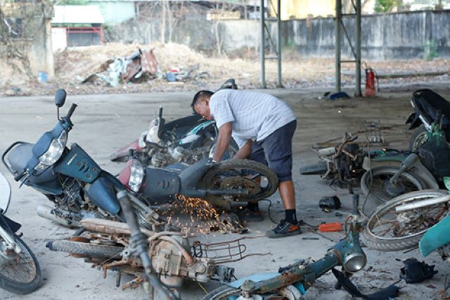 Cơ quan chức năng tiến hành tiêu hủy các xe máy đã "hết đát" Ảnh: tư liệu