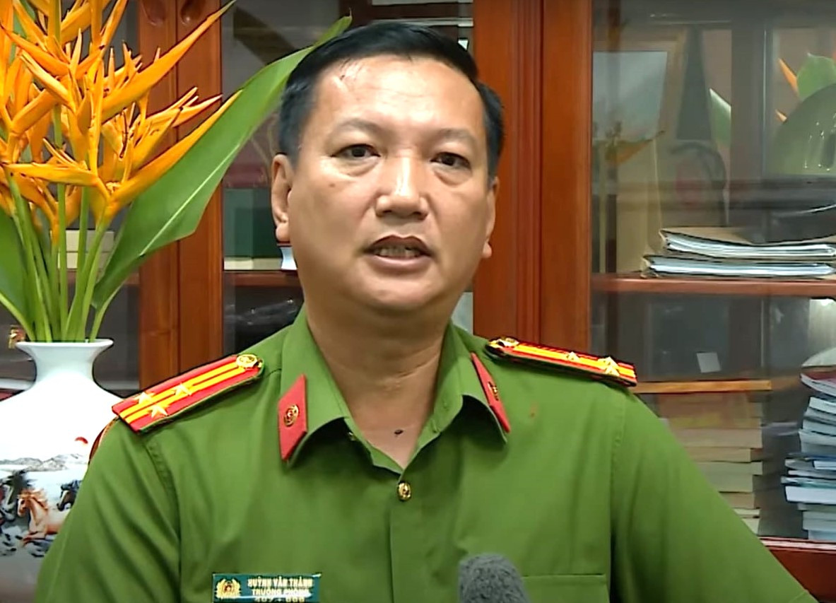 Thượng tá Huỳnh Văn Thành - Trưởng phòng Cảnh sát Quản lý hành chính về trật tự xã hội, Công an tỉnh Bình Dương cho biết, sẽ tăng cường lực lượng hướng dẫn người dân giải quyết thủ tục hành chính trực tuyến. Thượng tá Huỳnh Văn Thành - Trưởng phòng Cảnh sát Quản lý hành chính về trật tự xã hội, Công an tỉnh Bình Dương cho biết, sẽ tăng cường lực lượng hướng dẫn người dân giải quyết thủ tục hành chính trực tuyến.