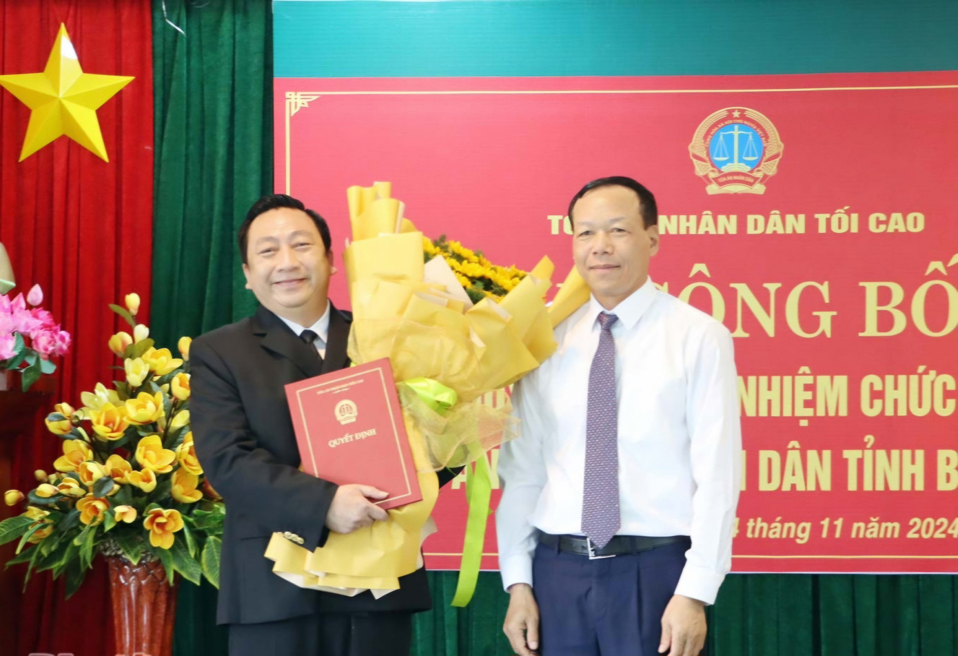 Ông Đặng An Thanh (bìa trái) nhận quyết định