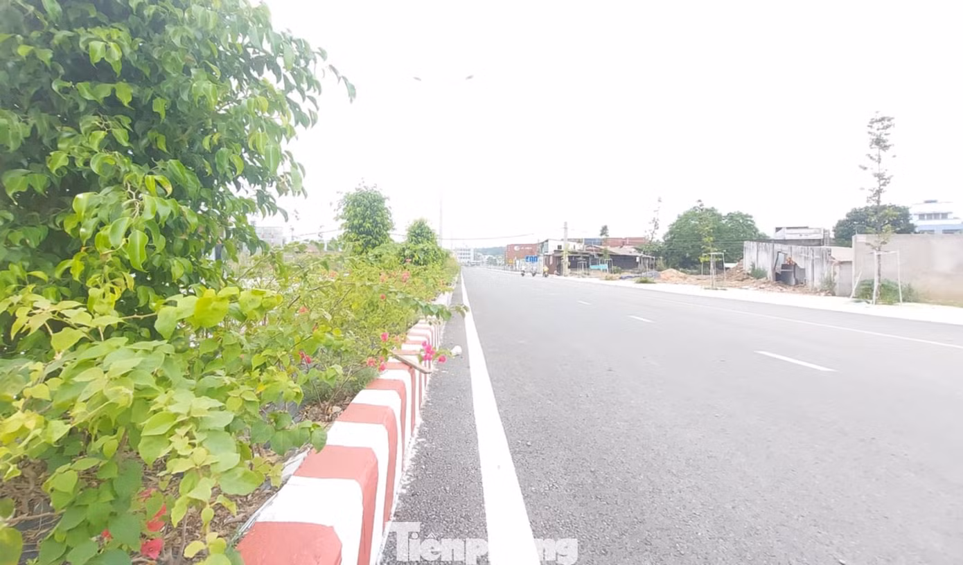Hiện nay, đường Trục chính Đông - Tây đã cơ bản hoàn thiện cho phép thông xe song chưa thể liên thông với quốc lộ 1A. Hiện nay, đường Trục chính Đông - Tây đã cơ bản hoàn thiện cho phép thông xe song chưa thể liên thông với quốc lộ 1A.