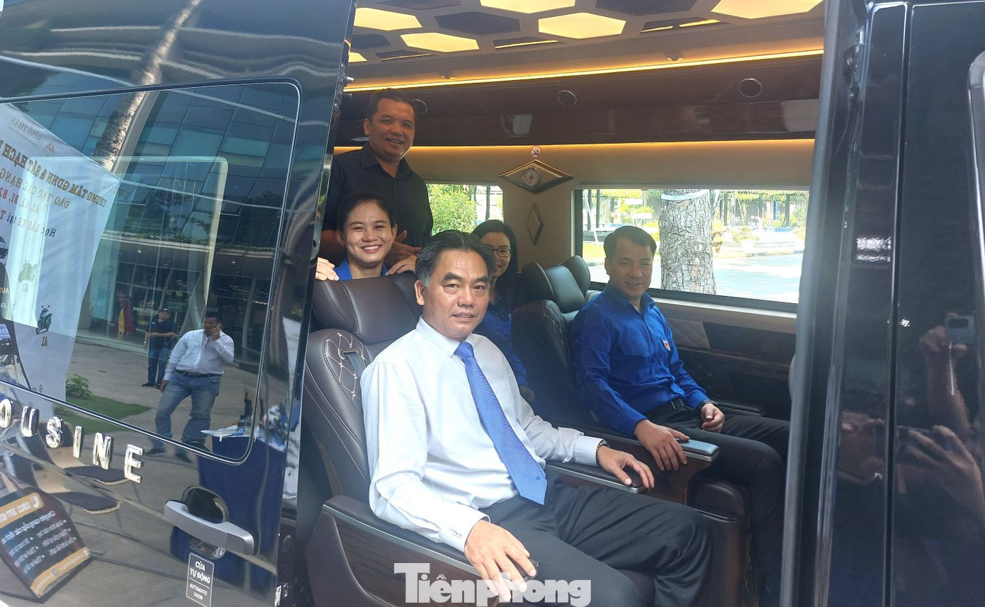 Các đại biểu trải nghiệm công nghệ xe limousine được trưng bày tại liên hoan.