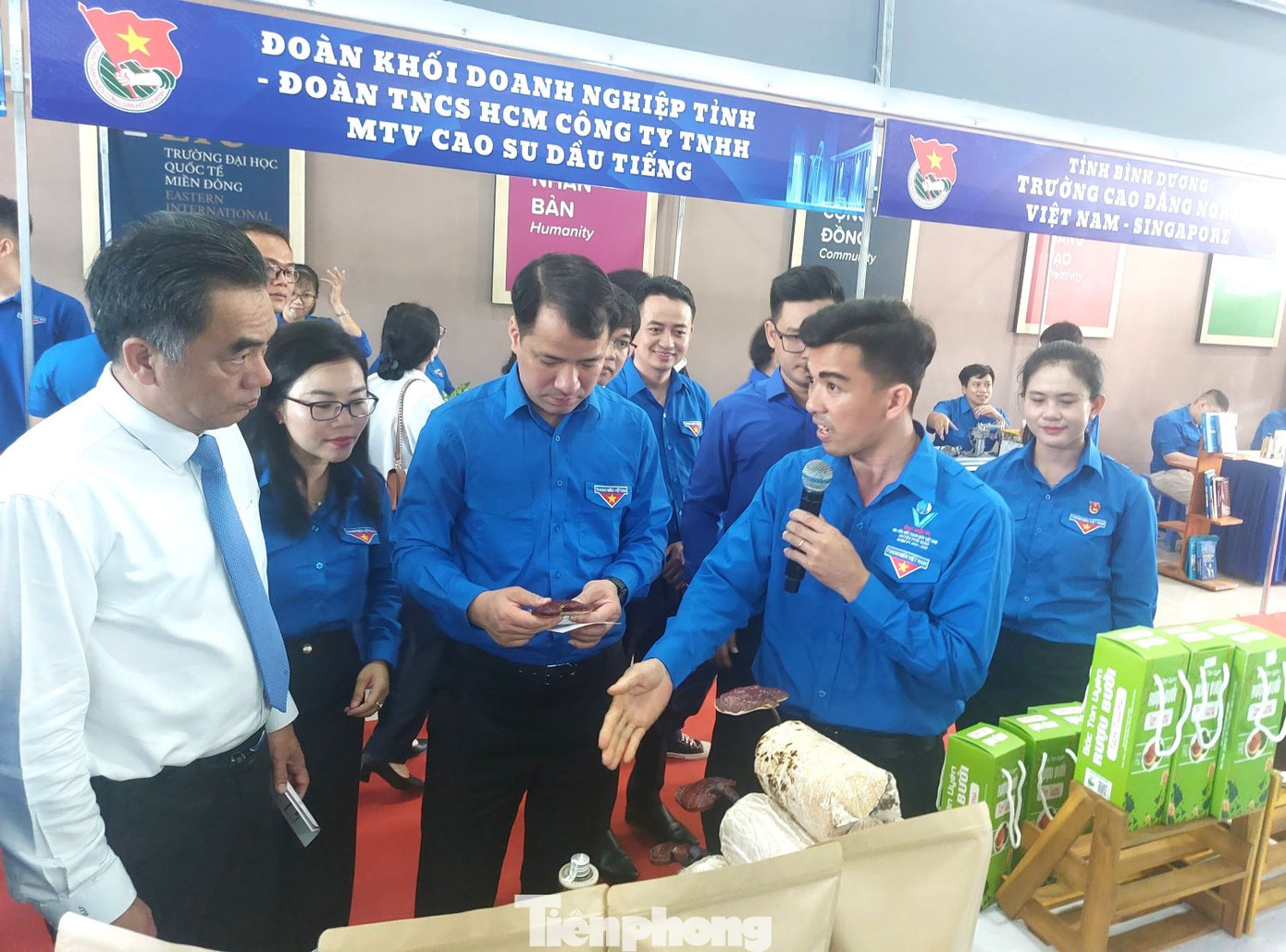 Anh Ngô Văn Cương - Bí thư Trung ương Đoàn và ông Nguyễn Lộc Hà - Phó Chủ tịch UBND tỉnh Bình Dương nghe giới thiệu về sản phẩm của tuổi trẻ Bình Dương.