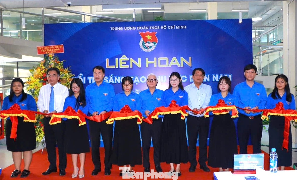 Các đại biểu cắt băng khai mạc Ngày hội Không gian sáng tạo trẻ khu vực phía Nam năm 2024.