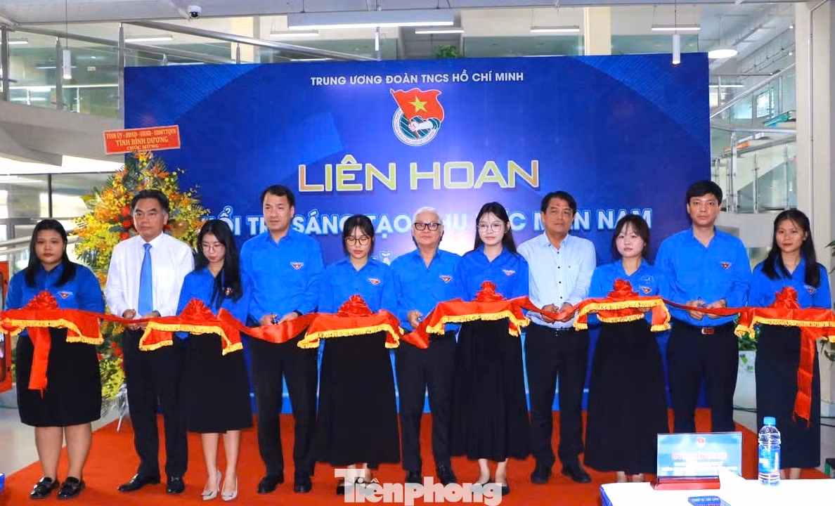 Các đại biểu cắt băng khai mạc Ngày hội Không gian sáng tạo trẻ khu vực phía Nam năm 2024. Các đại biểu cắt băng khai mạc Ngày hội Không gian sáng tạo trẻ khu vực phía Nam năm 2024.