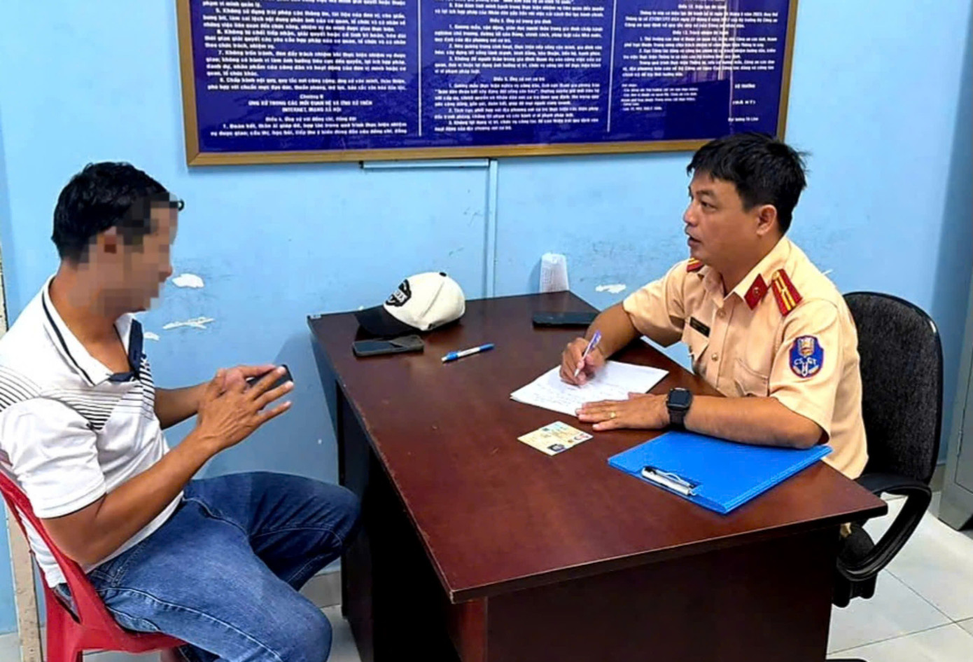 Tài xế lái xe container ((bìa trái) làm việc với CSGT Tài xế lái xe container ((bìa trái) làm việc với CSGT