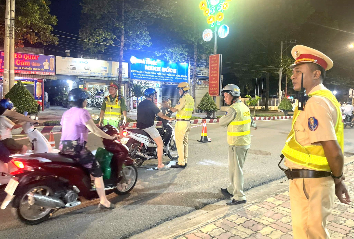 CSGT Bình Dương kiểm tra nồng độ cồn người điều khiển phương tiện tham gia giao thông trên đường