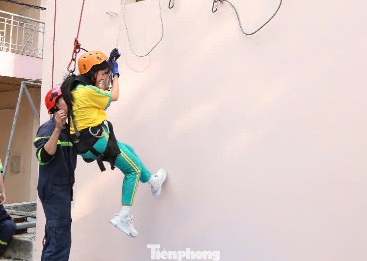 Tại chương trình trải nghiệm, các em học sinh được các cán bộ, chiến sĩ Phòng Cảnh sát phòng cháy chữa cháy và cứu nạn cứu hộ Công an tỉnh Bình Dương truyền đạt những kiến thức về phòng cháy chữa cháy, công tác phòng cháy chữa cháy; nguyên nhân gây hỏa hoạn; cấu tạo của các trang thiết bị phòng cháy chữa cháy; cách xử lý khi có cháy xảy ra và cứu hộ cứu nạn, thoát nạn trong đám cháy.