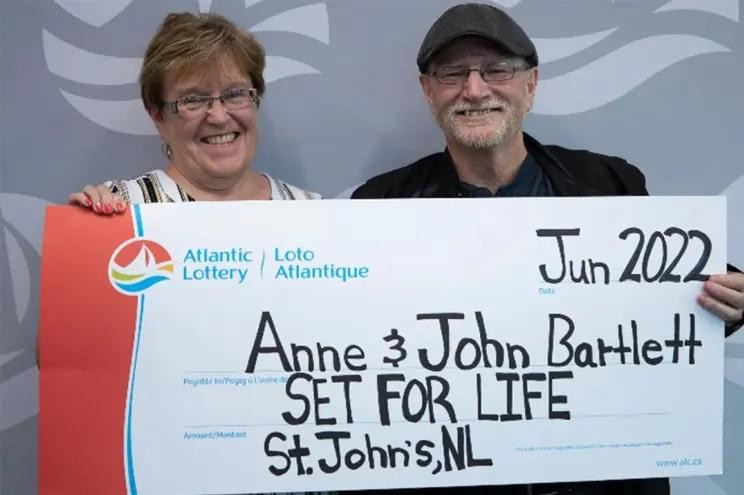 Ông John Bartlett và bà Anne nhận tiền trúng số Set for Life Ông John Bartlett và bà Anne nhận tiền trúng số Set for Life