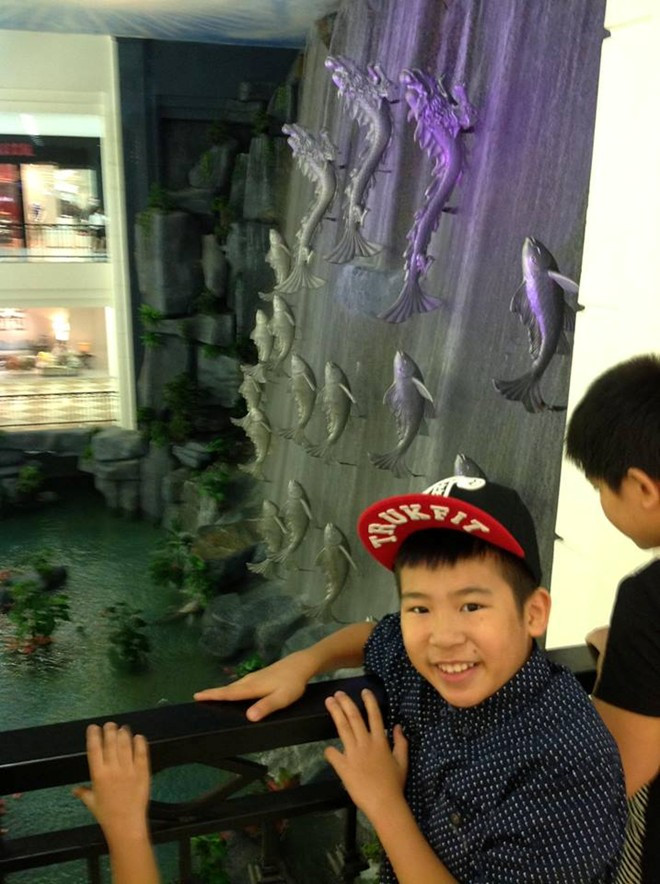 Ngọc Duy tạo dáng bên thác nước khổng lồ trong một trung tâm thương mại lớn ở Hà Nội. The Voice Kids khép lại, cậu nhóc nhận được khá nhiều sự yêu mến của khán giả xem truyền hình và người yêu nhạc. Tuy nhiên, Duy Bi lại là cậu nhóc chẳng hào hứng với việc đi diễn như Quang Anh hay Phương Mỹ Chi..