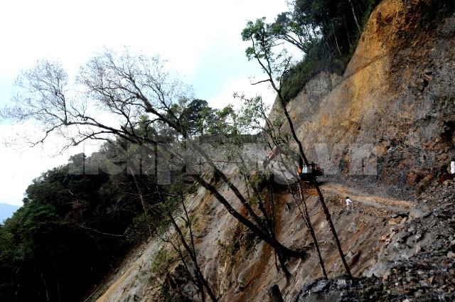 Đường tuần tra biên giới phải xuyên qua các loại địa hình hiểm trở nhất, nhiều đèo cao, vực thẳm, sông rộng, suối sâu