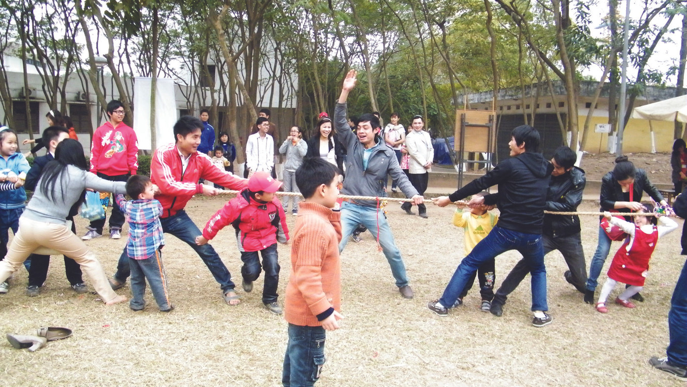 Già trẻ cùng kéo co 