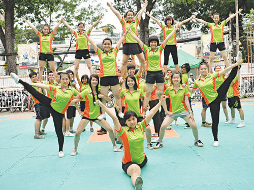 Bạn trẻ tham gia môn cheerleading tại Nhà văn hóa Thanh niên TP.HCM. Ảnh: Lê Thanh