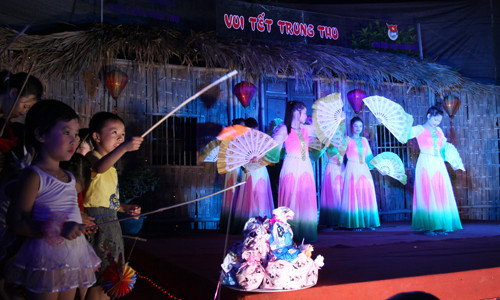 Nhiều tiết mục văn nghệ được các em thanh thiếu nhi thể hiện