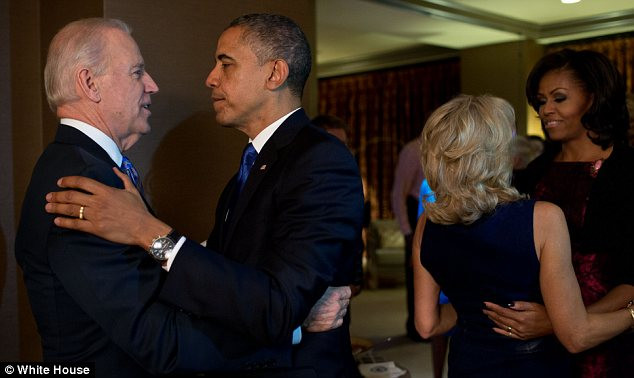 Vợ chồng đương kim phó ứng viên tổng thống Mỹ Joe Biden chúc mừng ông Obama