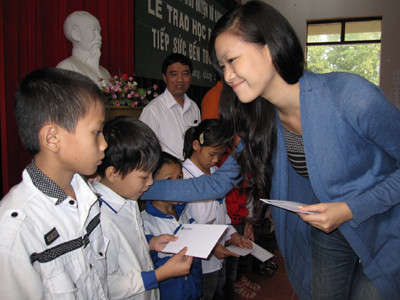 HHVN 2008 Thùy Dung trao học bổng cho các em học sinh