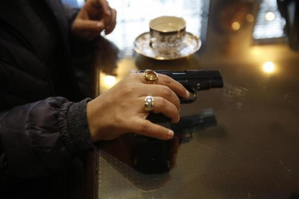  Nalini Bharatwaj, 37 tuổi dù ngồi trong văn phòng vẫn có một khẩu súng bên cạnh. Bà cho biết, nếu người đàn ông nào có “ý đồ” tấn công bà thì bà sẽ nổ súng ngay lập tức 