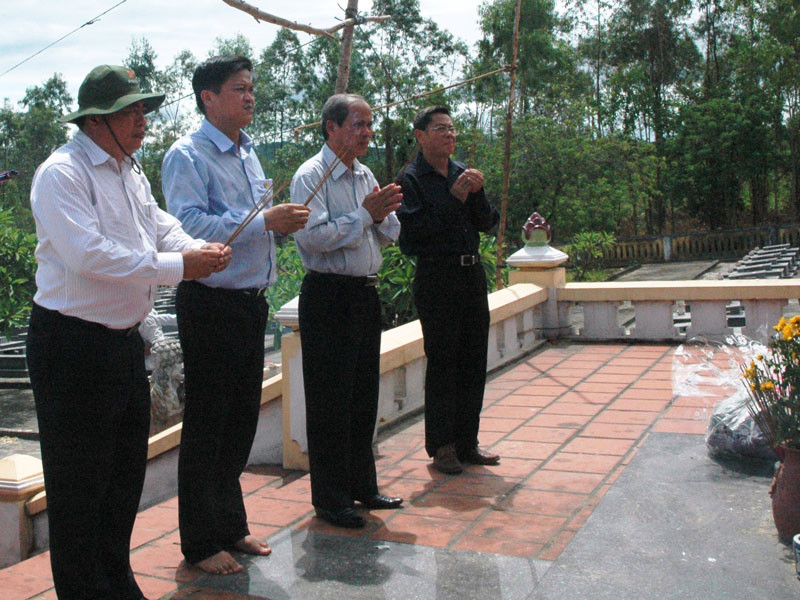 : Ban lãnh đạo Cienco 5 thắp hương khấn vái hương hồn liệt sỹ