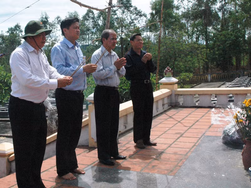 : Ban lãnh đạo Cienco 5 thắp hương khấn vái hương hồn liệt sỹ