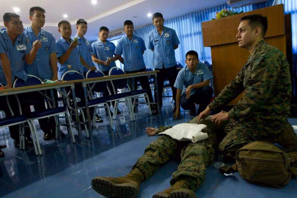 Sỹ quan Hải quân Mỹ Joseph De La Cruz đang hướng dẫn lính Thái Lan cách cứu thương. Sỹ quan Hải quân Mỹ Joseph De La Cruz đang hướng dẫn lính Thái Lan cách cứu thương
