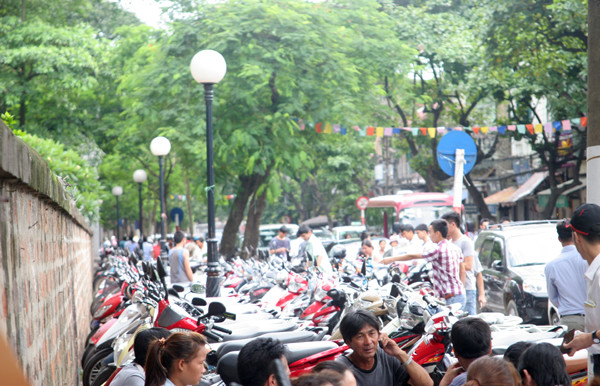 Vỉa hè quanh Văn Miếu - Quốc Tử Giám trở thành bãi giữ xe của một số hộ dân Vỉa hè thành bãi giữ xe của một số hộ dân gần Văn Miếu - Quốc Từ Giám