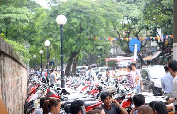 Vỉa hè thành bãi giữ xe của một số hộ dân gần Văn Miếu - Quốc Từ Giám