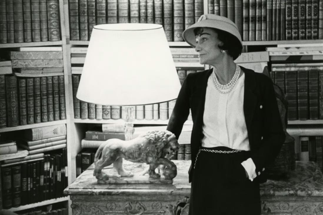 Coco Chanel lấy cảm hứng từ thời thơ ấu khó khăn để tạo ra những thiết kế thay đổi làng thời trang.