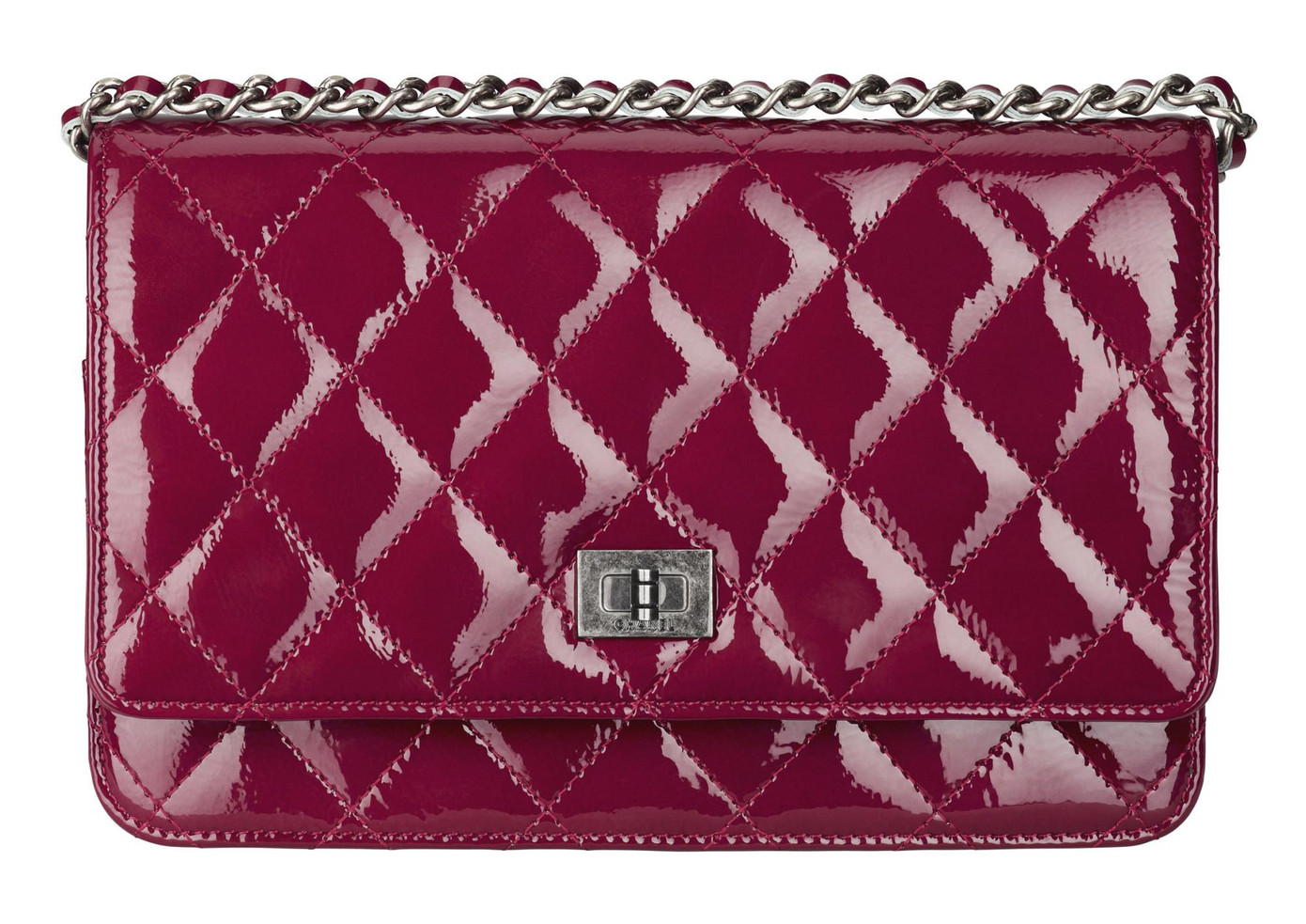 Với chiếc khóa hình vuông đặc trưng của thương hiệu, chiếc ví này cũng hoạt động như một chiếc túi tiện dụng nhờ có thêm một dây xích dài.