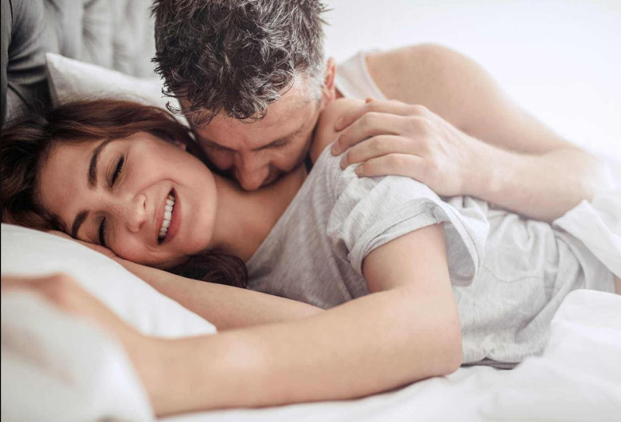 Người tình mẫu mực không tiết kiệm nụ hôn. Người tình mẫu mực không tiết kiệm nụ hôn.