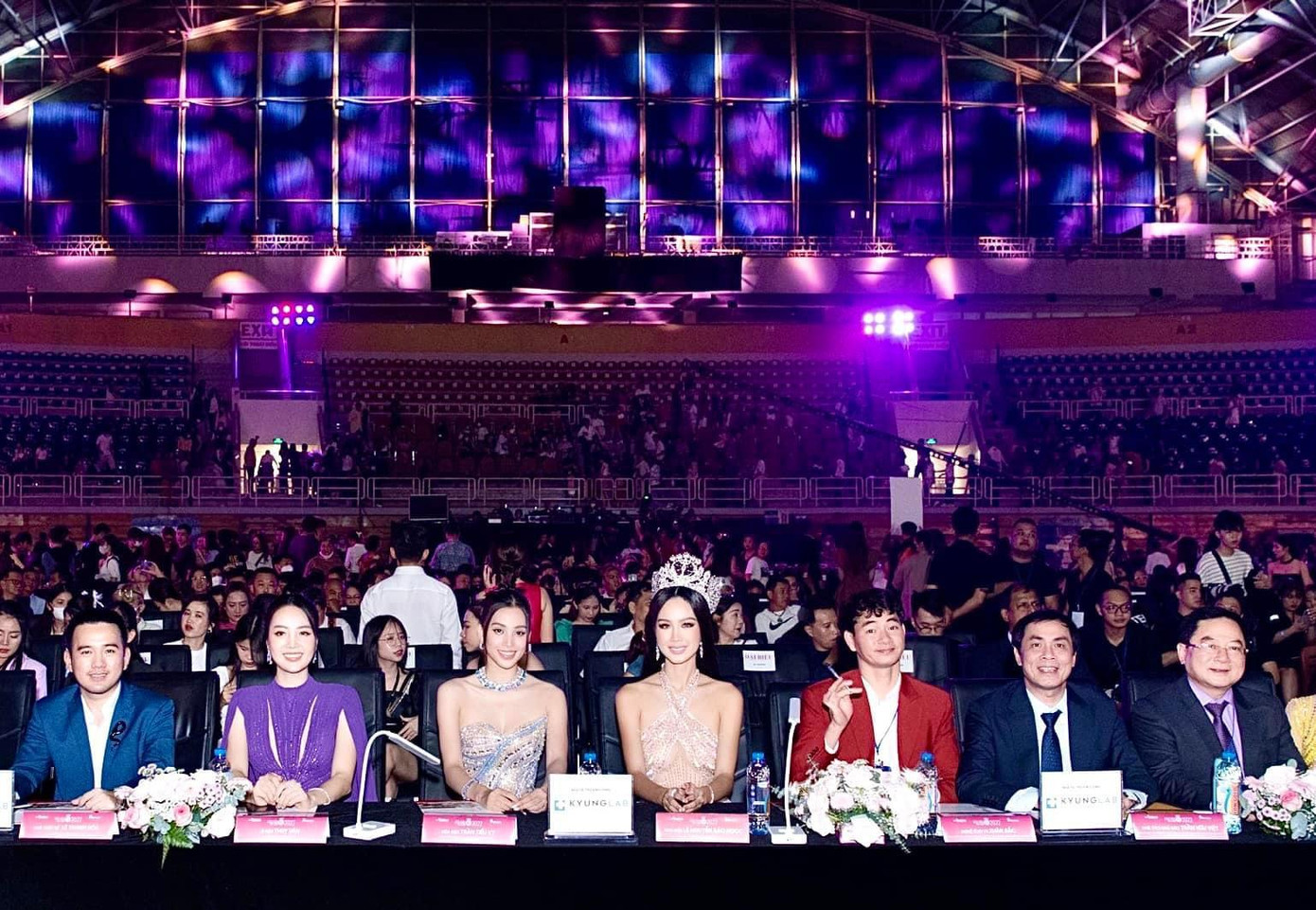 Ban giám khảo (từ phải qua): Nhà báo Lê Xuân Sơn - trưởng Ban, Nhà báo, nhà thơ Hữu Việt - phó trưởng Ban NSƯT Xuân Bắc - phó trưởng ban, Hoa hậu Liên lục địa 2022 Bảo Ngọc, Hoa hậu Việt Nam Tiểu Vy, Á hậu Việt Nam Thuỵ Vân.