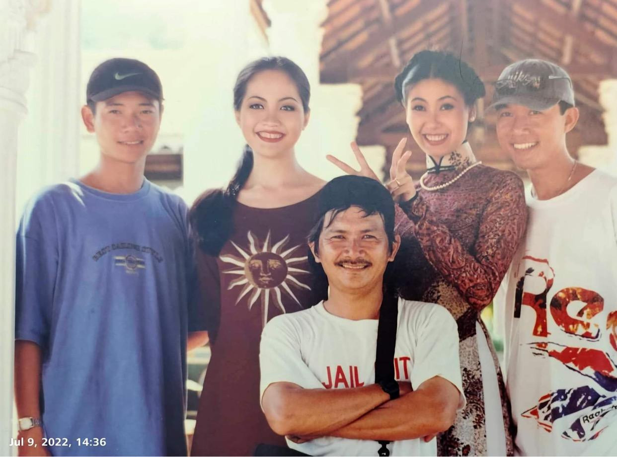 Nhà nhiếp ảnh Đoàn Đức Minh chụp cùng Hoa hậu Hà Kiều Anh, Hoa hậu Nguyễn Thiên Nga.