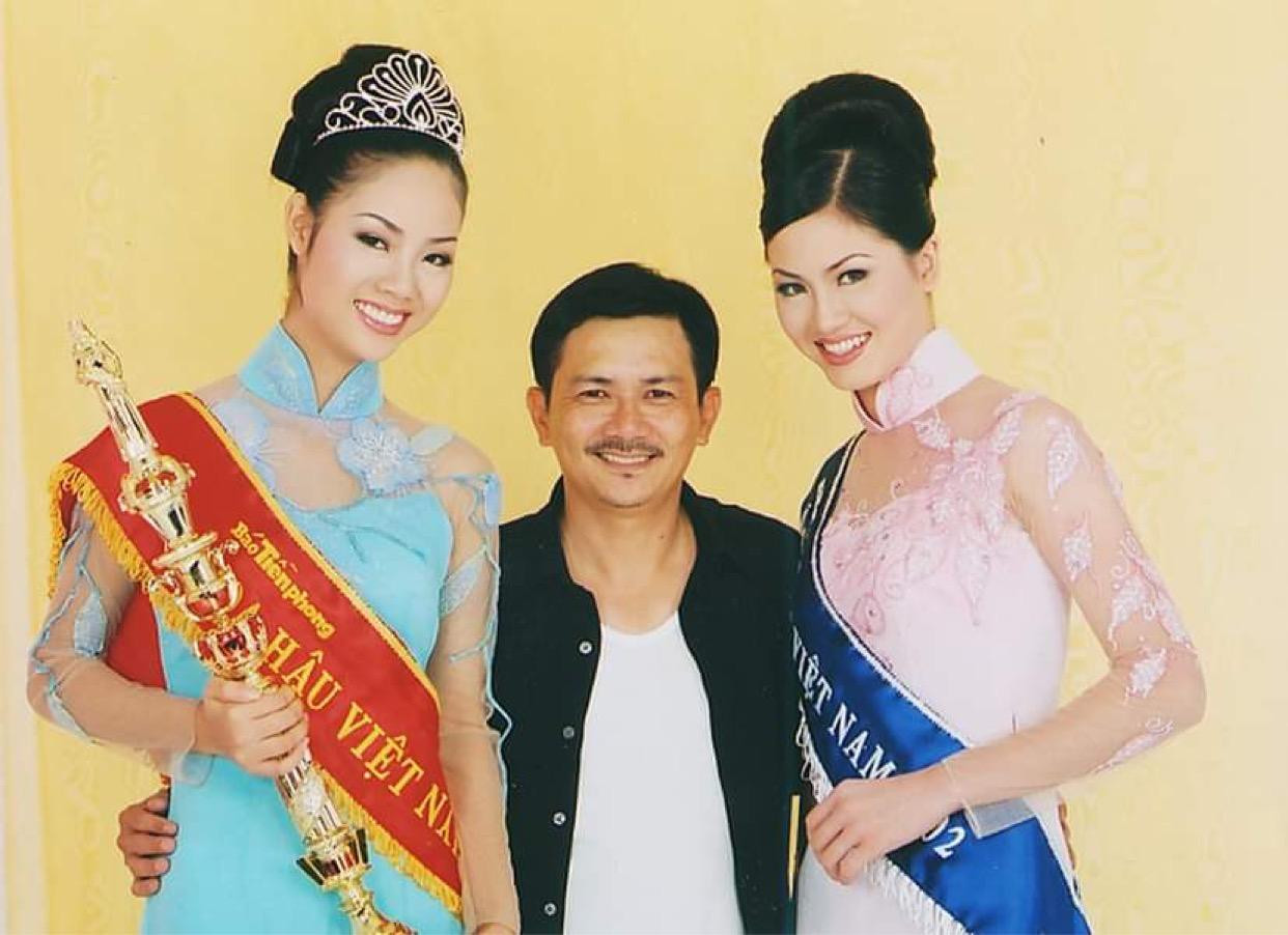 Hoa hậu Mai Phương, Á hậu Mai Hương chụp cùng nhiếp ảnh gia Đoàn Đức Minh (2002).