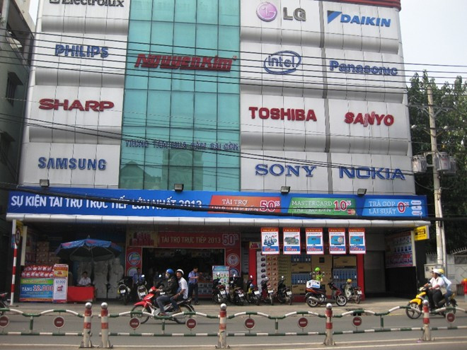 Tại các chi nhánh khác của trung tâm điện máy này trên đường Phan Đăng Lưu, Phú Nhuận... 