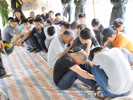 Các con bạc bị bắt giữ chiều 25/4. Ảnh: Tuấn Nguyễn. Các con bạc bị bắt giữ. Ảnh: Tuấn Nguyễn