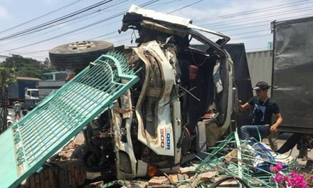 BẢN TIN ATGT: Ngã xuống đường, cô gái bị xe container cán tử vong ảnh 4