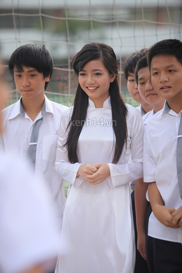 Cô giáo 9x xinh đẹp Phan Hồng Anh giống như một làn gió mới thổi vào trường Ams vậy!