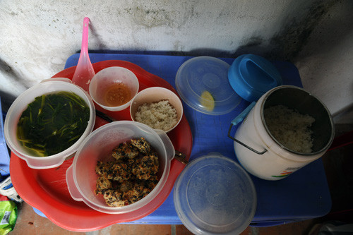 Phạm nhân Nguyễn Đình Dặm, người cùng phòng với ông Vũ cho hay, bữa ăn của phạm nhân đủ, thậm chí thừa. Ông Vũ ngừng ăn cơm trại gần 20 ngày. 