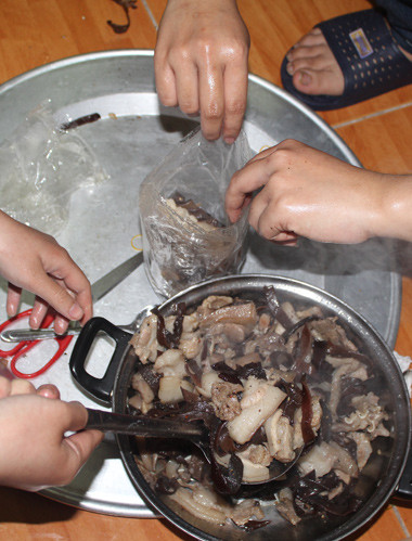 Giò được đóng vào túi bóng rồi buộc chặt