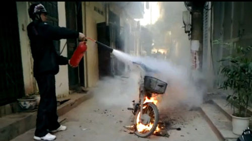 Chiếc xe Loncin của anh Trịnh Thanh Sơn bốc cháy sáng 26-12