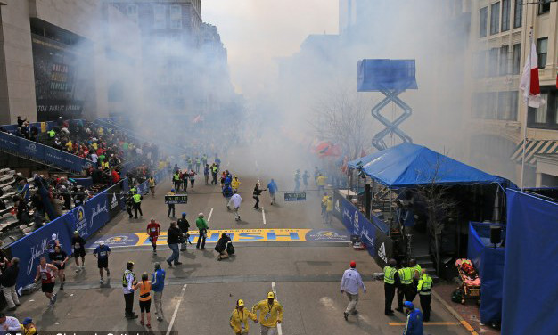 Hai quả bom phát nổ liên tiếp trong chiều 15/4 khi cuộc thi marathon đang diễn ra tại Boston, Mỹ . Hai quả bom phát nổ liên tiếp trong chiều ngày 15/4 khi cuộc thi marathon đang diễn ra tại Boston, Mỹ
