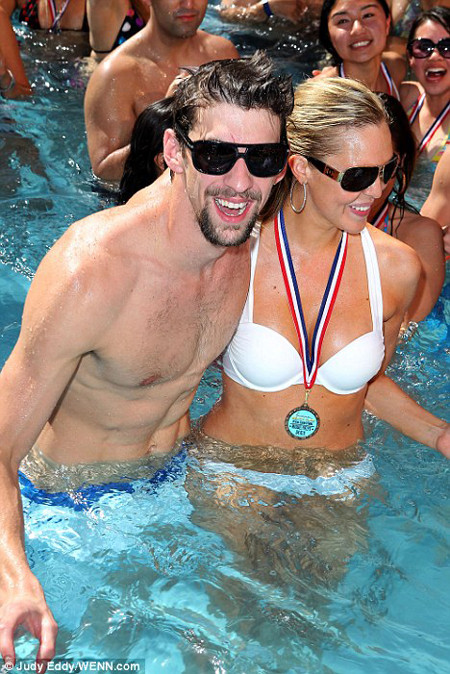 Phelps cười hớn hở khi có nhiều gái đẹp vây quanh xin chụp ảnh