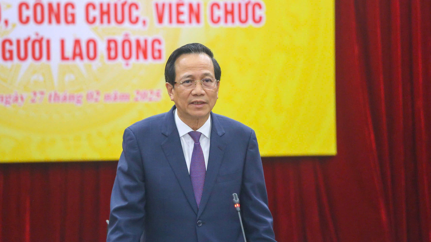 Bộ trưởng Đào Ngọc Dung chia sẻ với các cán bộ, công chức, viên chức và người lao động nghỉ hưu sớm. Ảnh: Molisa.