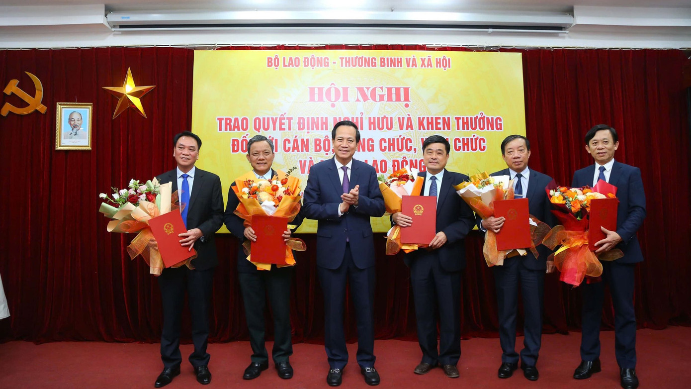 Bộ trưởng Đào Ngọc Dung trao quyết định nghỉ hưu cho các cán bộ. Ảnh: Molisa.