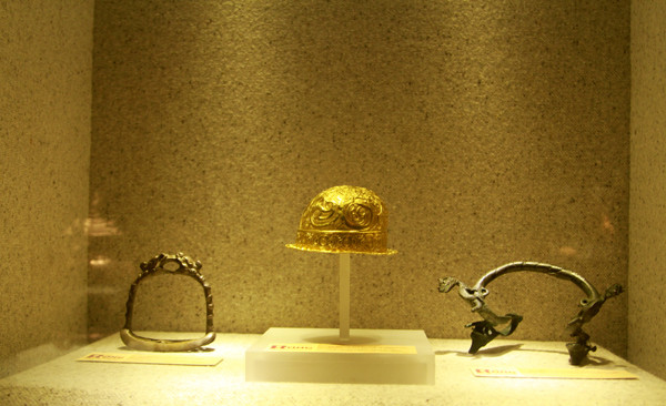 Các hiện vật có đủ các chất liệu, các thời kì...