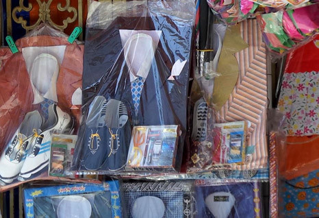 Quần áo, giày dép vàng mã được gắn thêm mác 