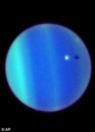 Ảnh cực quang trên sao Thiên Vương vào năm 2006.