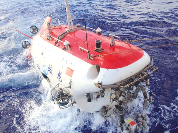 Giao Long nổi lên mặt biển sau khi xác lập kỷ lục lặn sâu hôm 24-6. Ảnh: Xinhua