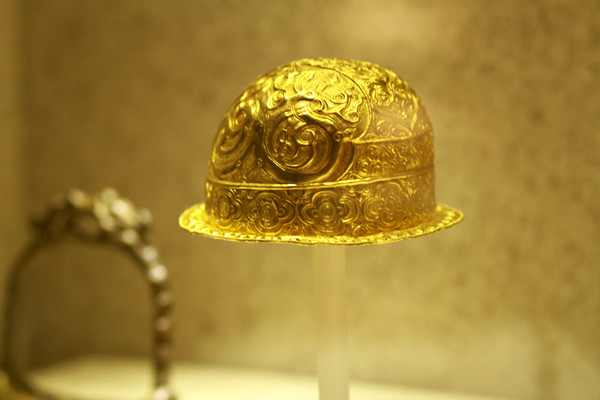 Rồng trang trí trên chụp tóc của Hoàng Hậu (vàng, văn hóa Chăm pa, thế kỉ 17-18)