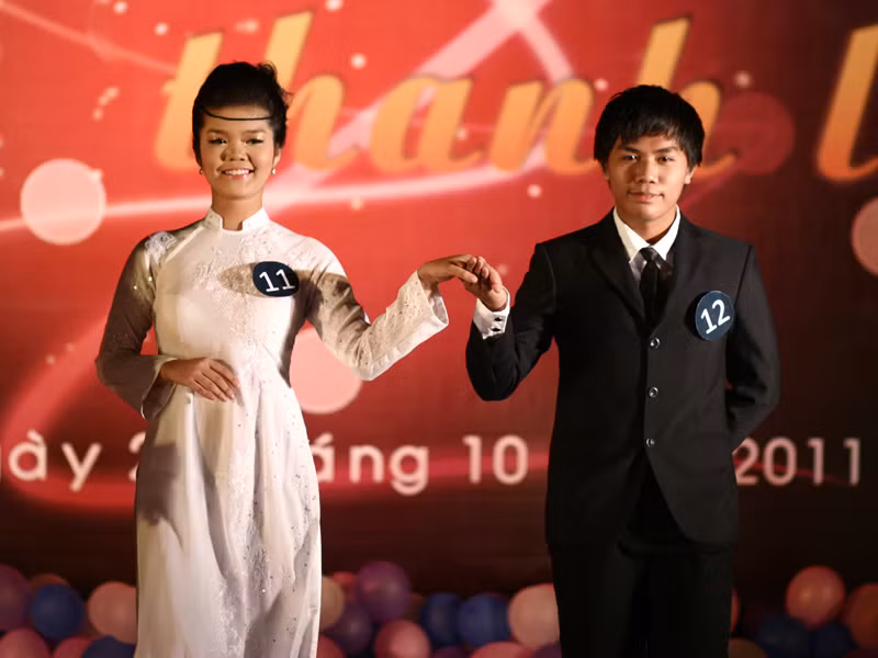 Sánh bước bên các thí sinh nam